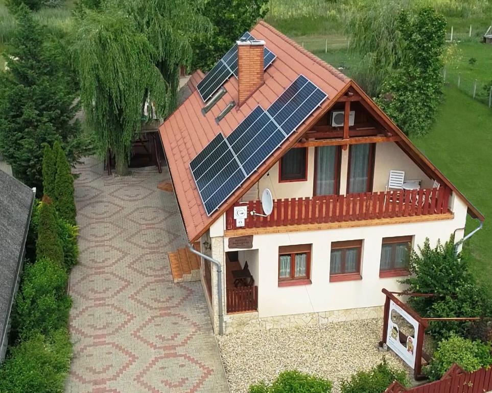ポロスローにあるPásztor Vendégházの屋根に太陽光パネルを敷いた家のイメージ