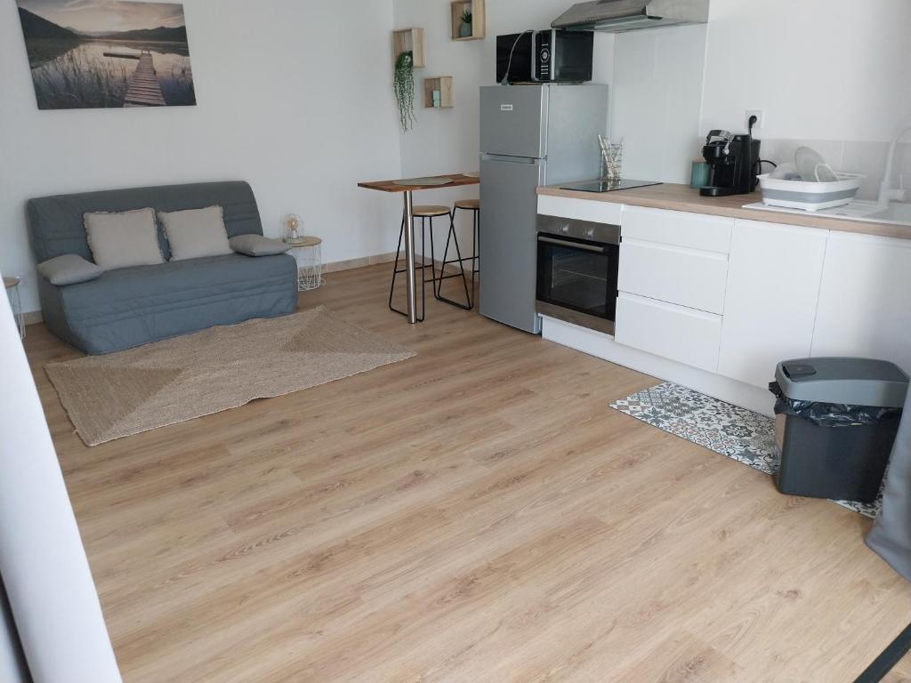 Il comprend une cuisine et un salon doté de parquet. dans l'établissement Petit nid douillet, à Fourques