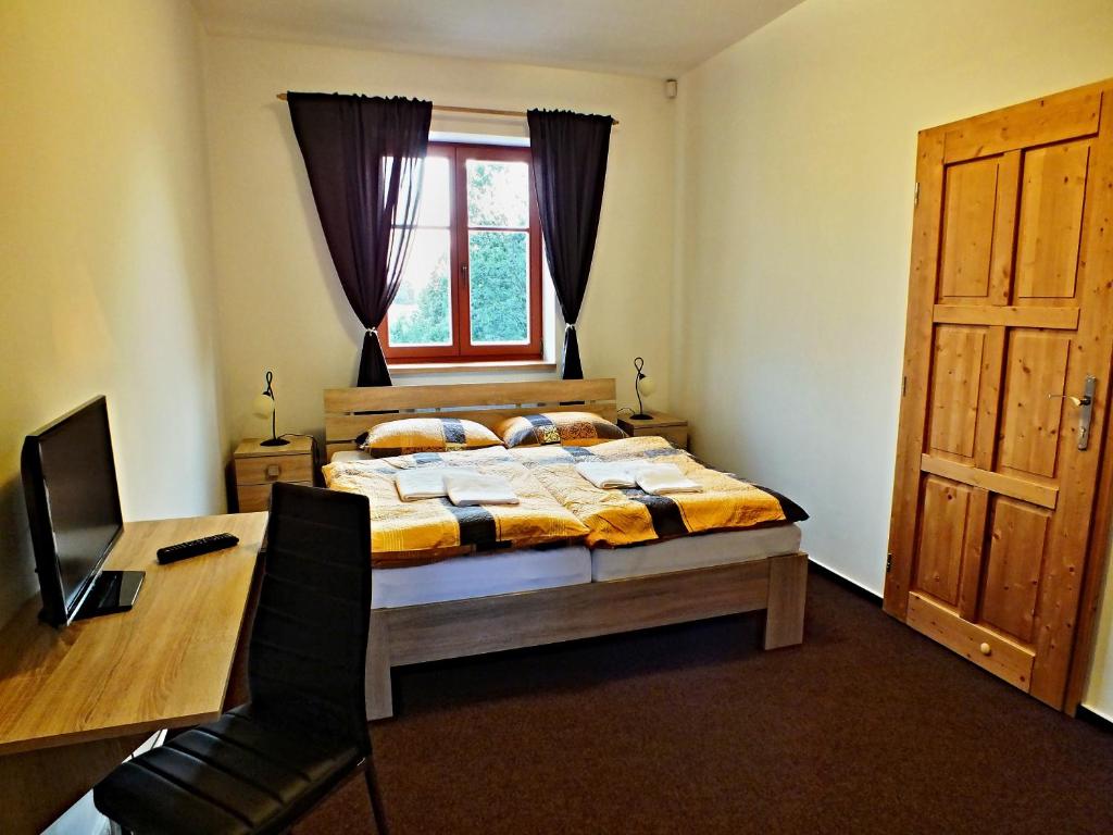 Postel nebo postele na pokoji v ubytování Zámecký Dvůr Černousy