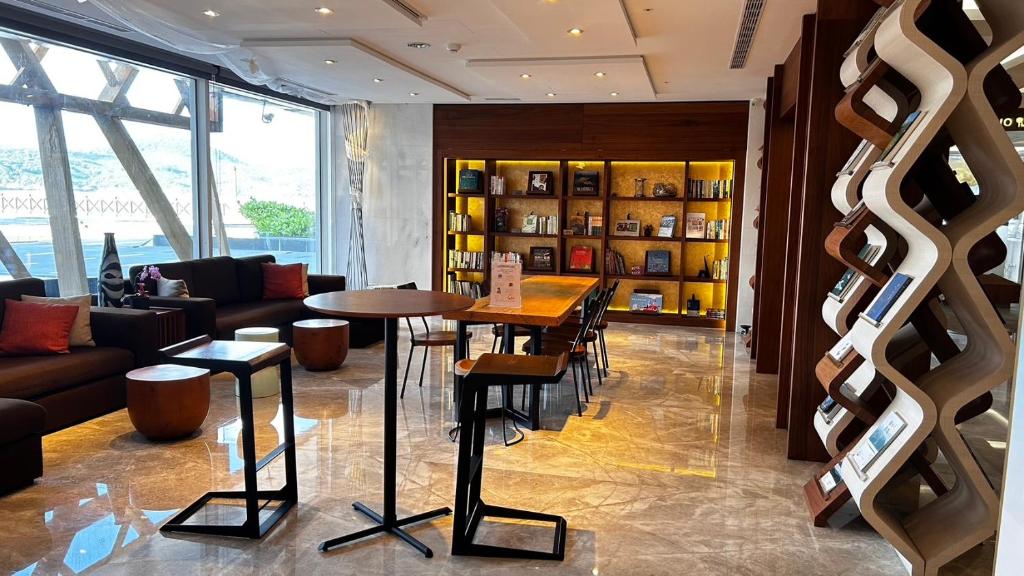 a room with a table and chairs and a couch at Volando Kenting in Hengchun