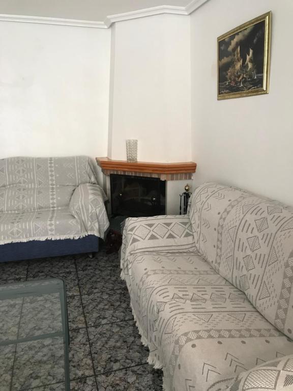 uma sala de estar com um sofá e uma lareira em Casa duplex em San Pedro del Pinatar