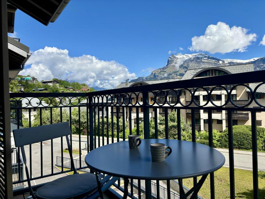 d'une table et de chaises sur un balcon avec vue sur la montagne. dans l'établissement Le Bettex - Lumineux - Vue montagne, à Saint-Gervais-les-Bains