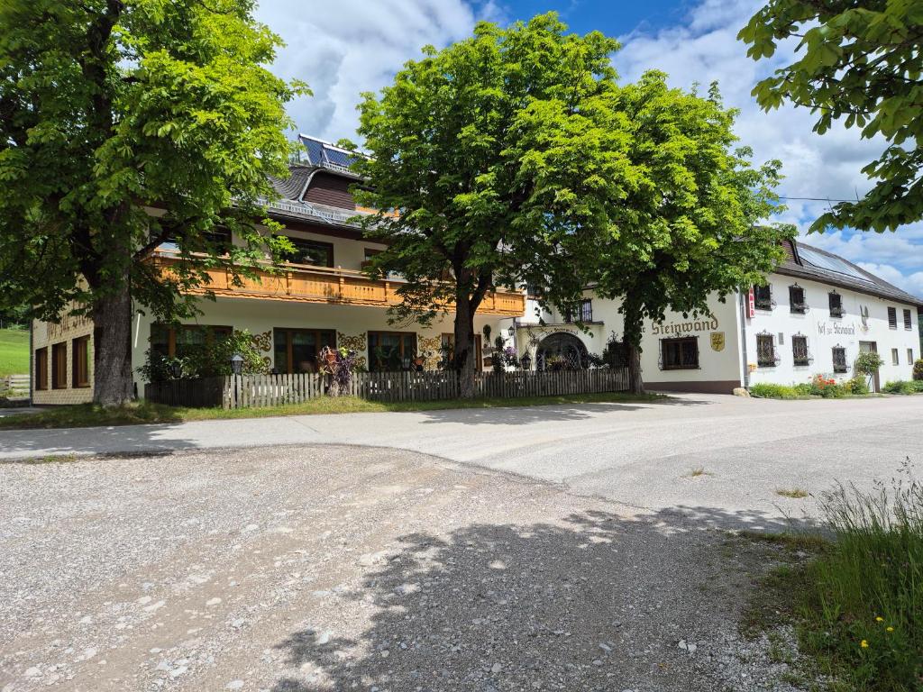 una calle vacía frente a un edificio blanco en Hof zur Steinwänd en Micheldorf in Oberösterreich