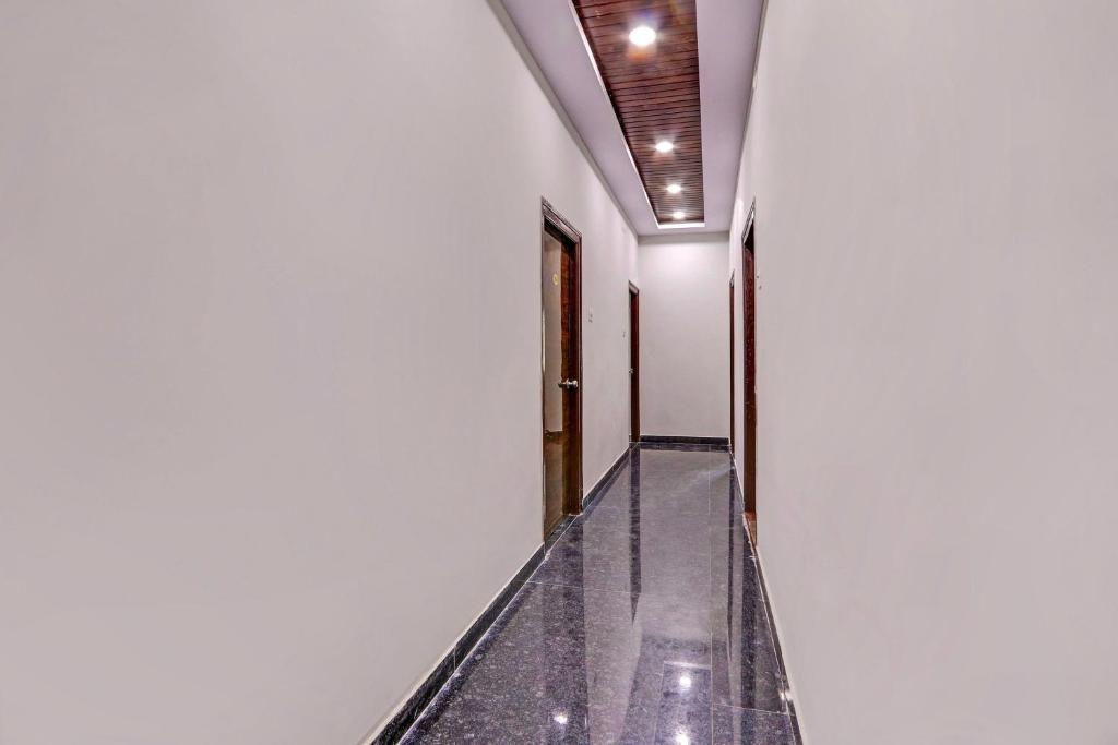 un pasillo de un edificio con suelo de cristal en Super OYO Flagship RBS Classic Stay Boduppal, en Hyderabad