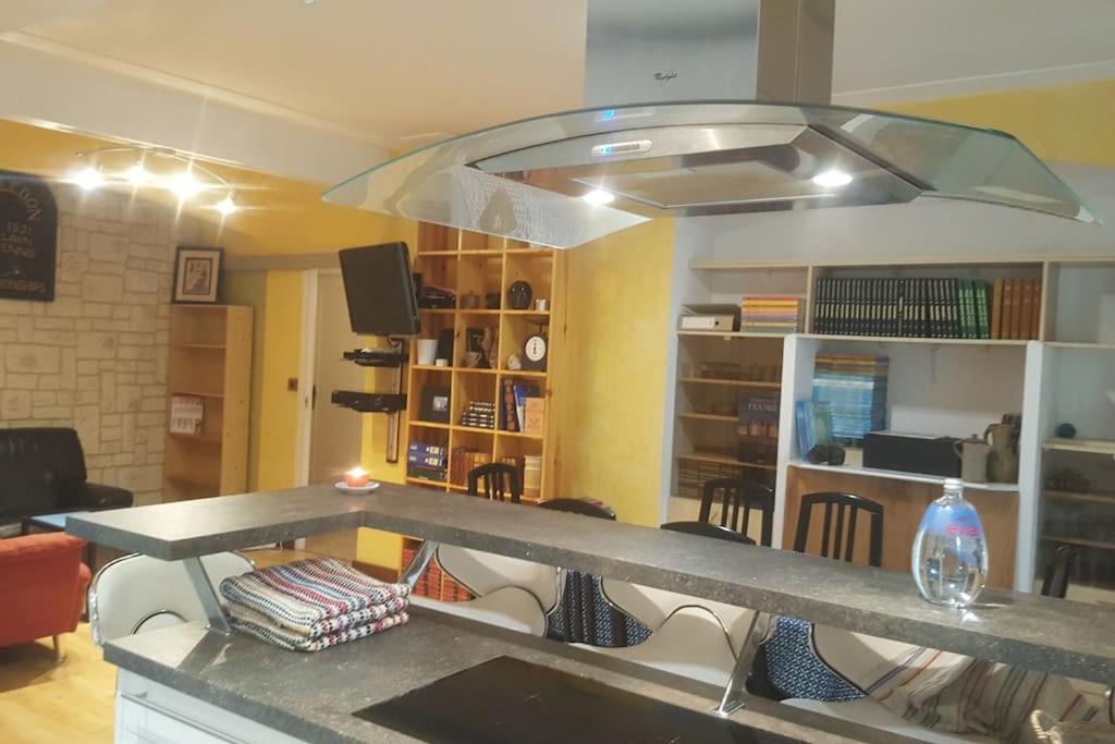 une cuisine avec une table et des chaises dans une pièce dans l'établissement Appart 6 Couchages proche centre, grande terrasse, à Nice