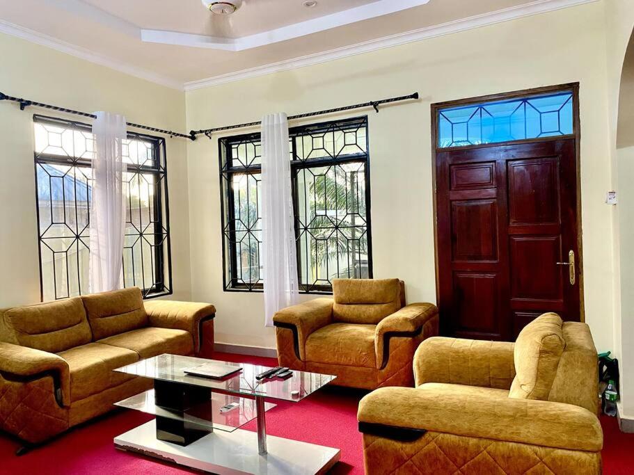O zonă de relaxare la Beautiful Family & Friendly House in Kinyerezi