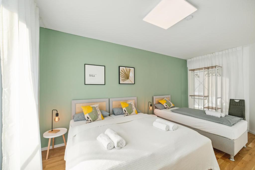 2 camas en una habitación con paredes azules en Salí Homes R4 - hochwertiges Apartment mit Terrasse en Bayreuth