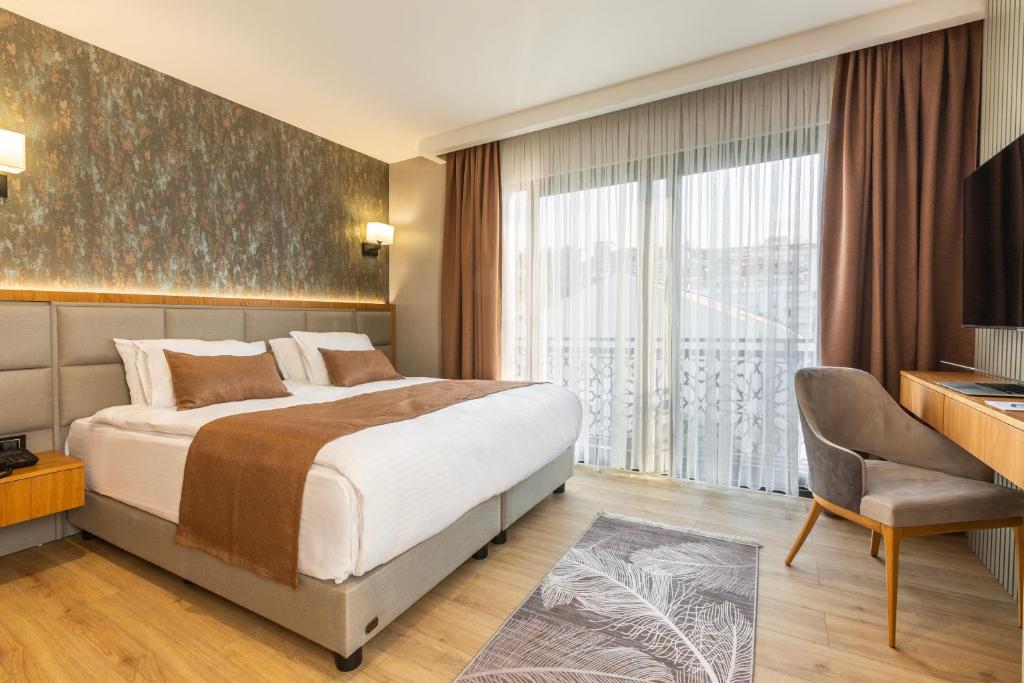 North Star Suite Hotel - 阳台的双人间