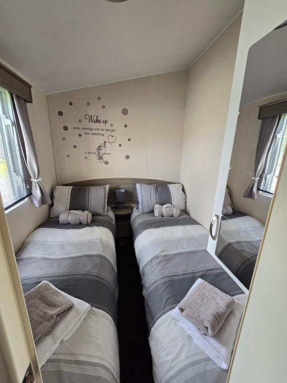 Postel nebo postele na pokoji v ubytování Luxury static caravan