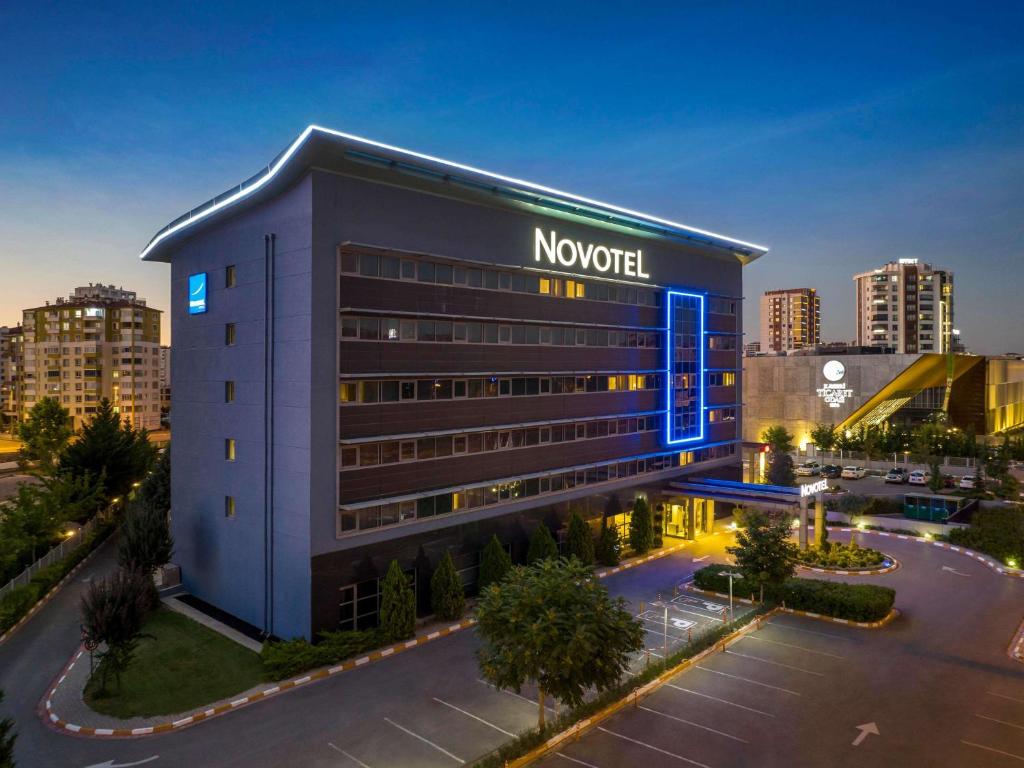 hotel z znakiem na boku budynku w obiekcie Novotel Kayseri w mieście Balqash