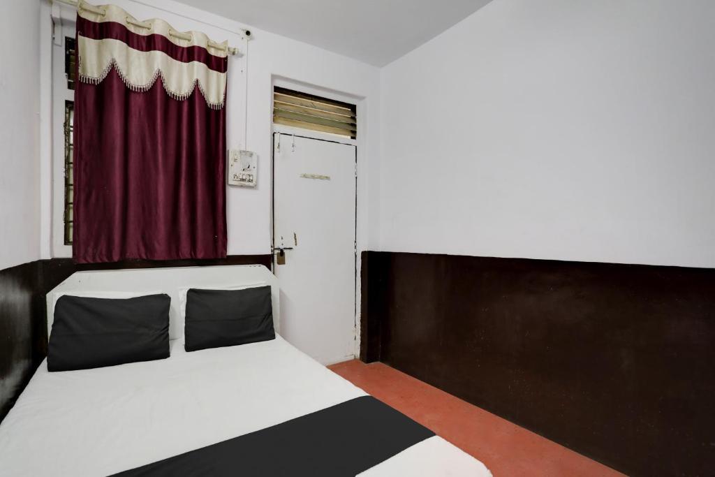 Ένα ή περισσότερα κρεβάτια σε δωμάτιο στο OYO Hotel Ashoka Lodging
