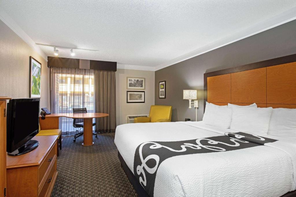 TV a/nebo společenská místnost v ubytování La Quinta Inn by Wyndham Tucson East