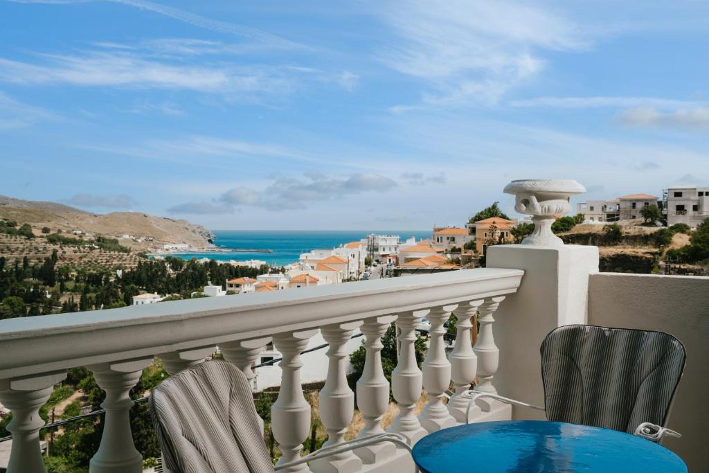 een balkon met uitzicht op de oceaan bij Paradise Art Hotel in Ándros