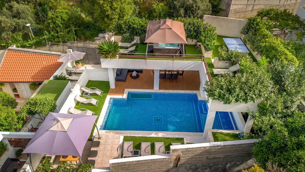 Výhled na bazén z ubytování Villa Luciana Residence nebo okolí