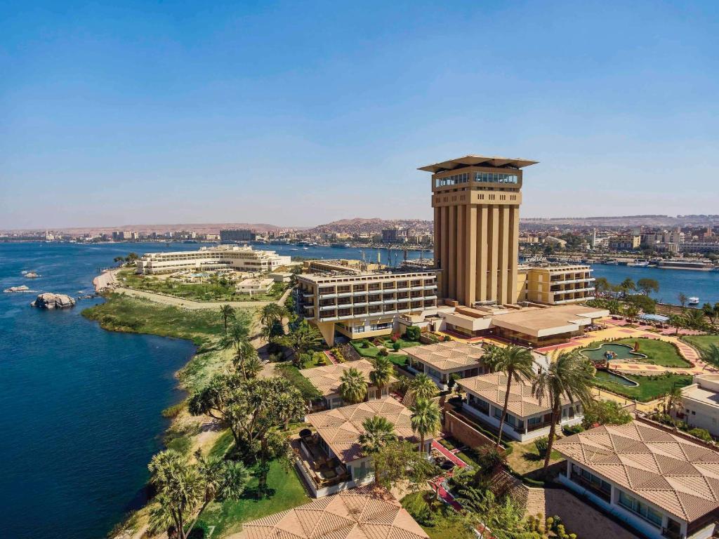 vista aerea di un resort con torre dell'orologio di Mövenpick Resort Aswan a Aswan