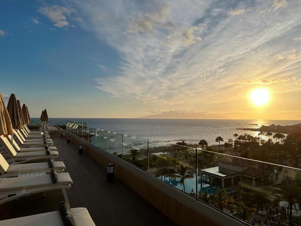 Vom Balkon eines Resorts genießen Sie Meerblick. in der Unterkunft H10 Costa Adeje Palace in Adeje