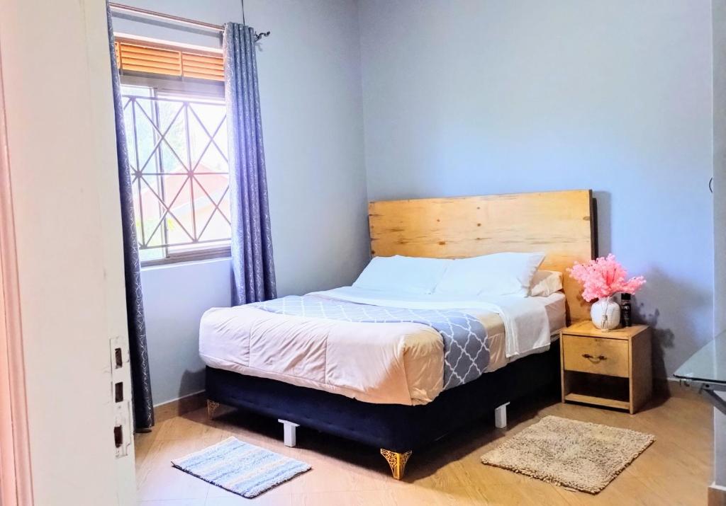 Schlafzimmer mit einem Bett und einem Fenster in der Unterkunft Horizon heights 2 in Kira