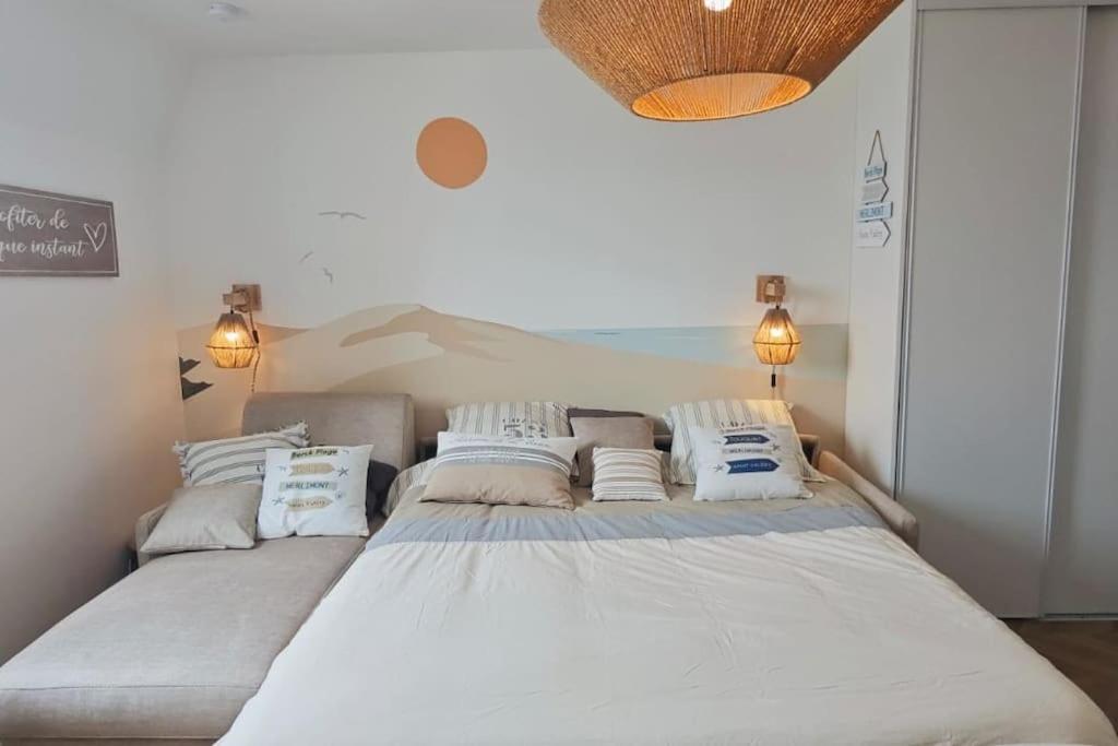 ein Schlafzimmer mit einem großen Bett mit Kissen darauf in der Unterkunft BERCK Beach Attitude 160 QUEEN SIZE très confort - 3min de la plage in Berck-sur-Mer