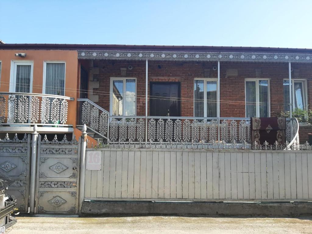 Rõdu või terrass majutusasutuses Pirosmani House