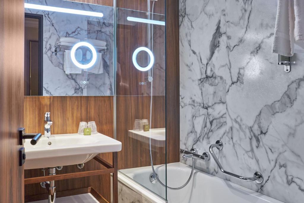 Salle de bains dans l'établissement L'Elysée Val d'Europe