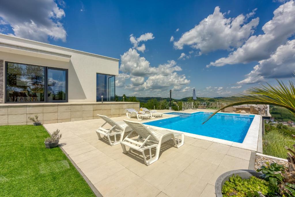 Villa Hill with Private Pool tesisinde veya buraya yakın yüzme havuzu