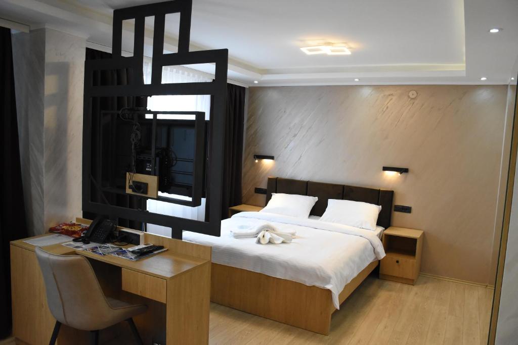 Un pat sau paturi într-o cameră la Hotel "Srbija Tis"