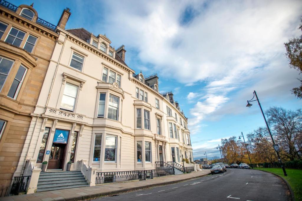 un gran edificio al lado de una calle en Glasgow Youth Hostel en Glasgow