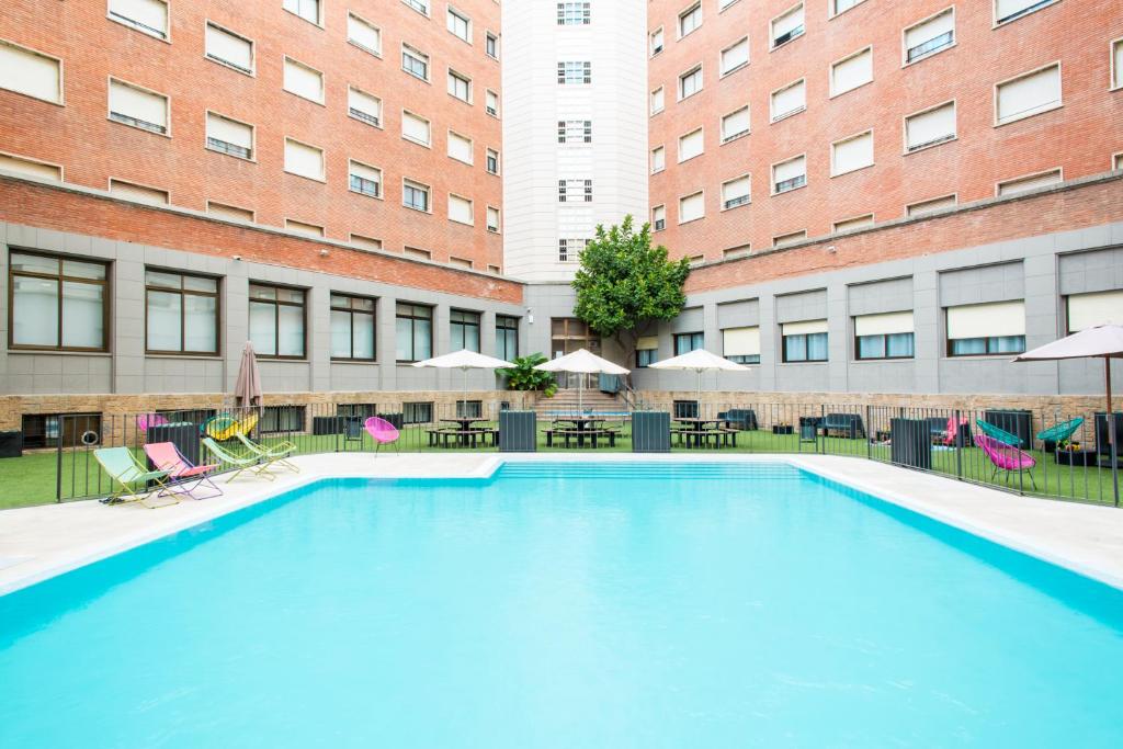 巴塞隆納的住宿－巴塞羅那大學對角線旅館，大楼前的大型游泳池