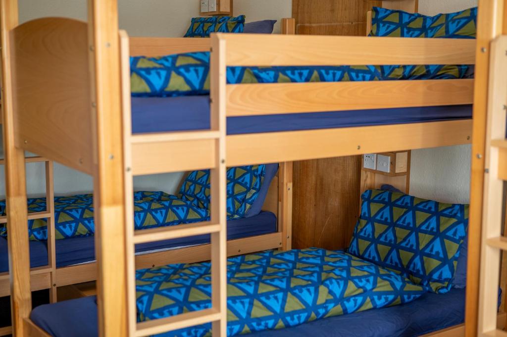 Palanda nebo palandy na pokoji v ubytování Glasgow Youth Hostel