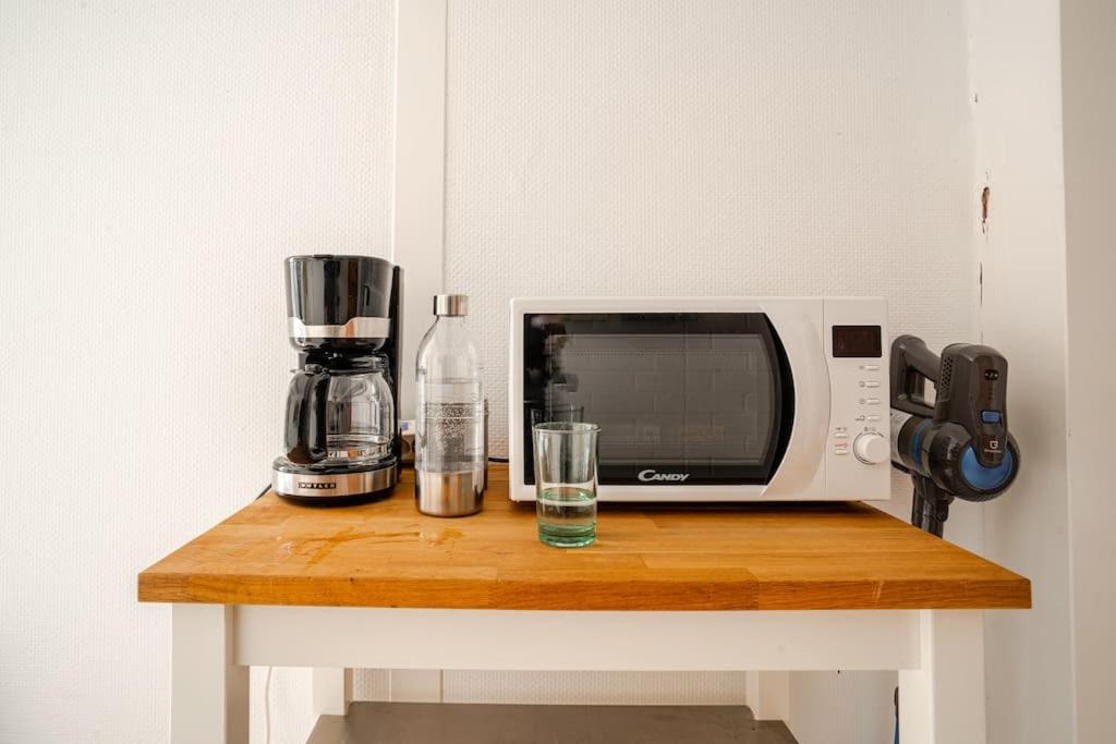 Příslušenství pro přípravu čaje a kávy v ubytování Tolles Apartment in idyllischer ruhiger Lage