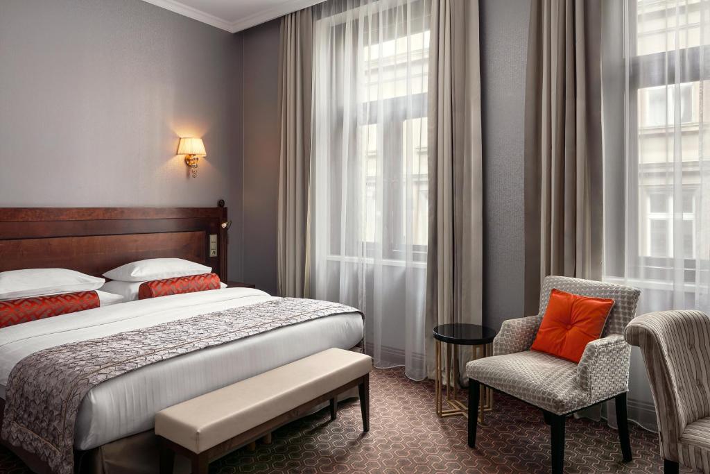 Postel nebo postele na pokoji v ubytování COSMOPOLITAN Hotel Prague