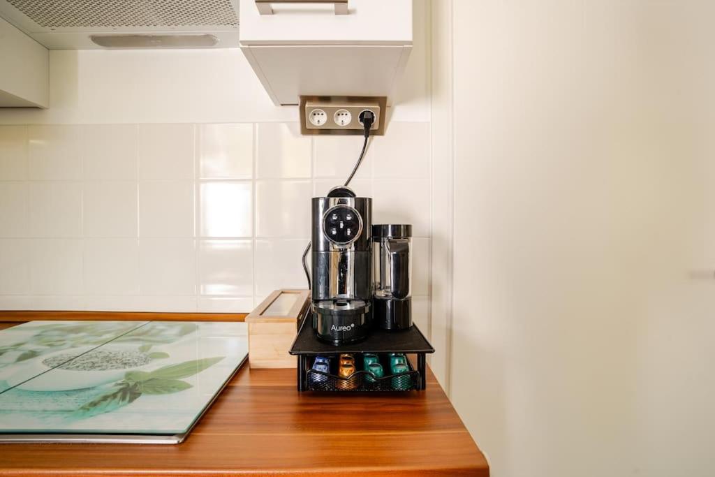 Příslušenství pro přípravu čaje a kávy v ubytování Tolles Apartment in idyllischer ruhiger Lage