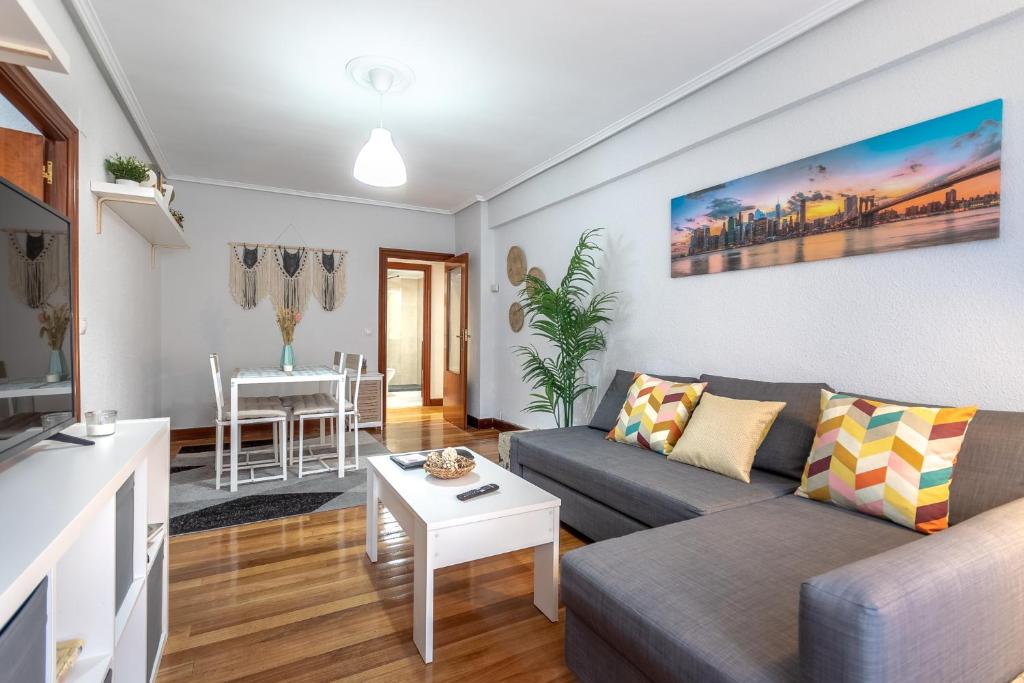 een woonkamer met een bank en een tafel bij Etxebarria apartment by People Rentals in Bilbao