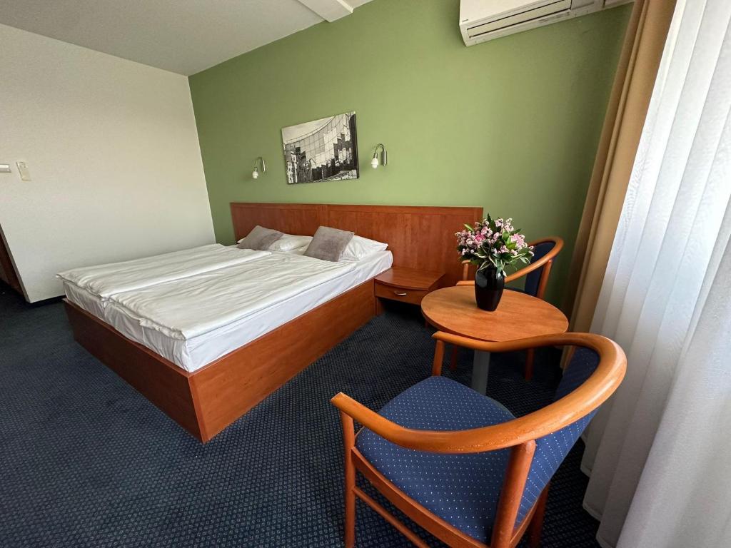 Posteľ alebo postele v izbe v ubytovaní Hotel Bratislava