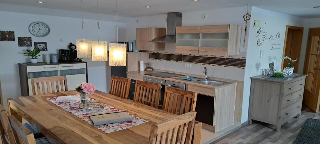 Kuchyň nebo kuchyňský kout v ubytování Ferienwohnung Steinbeisser