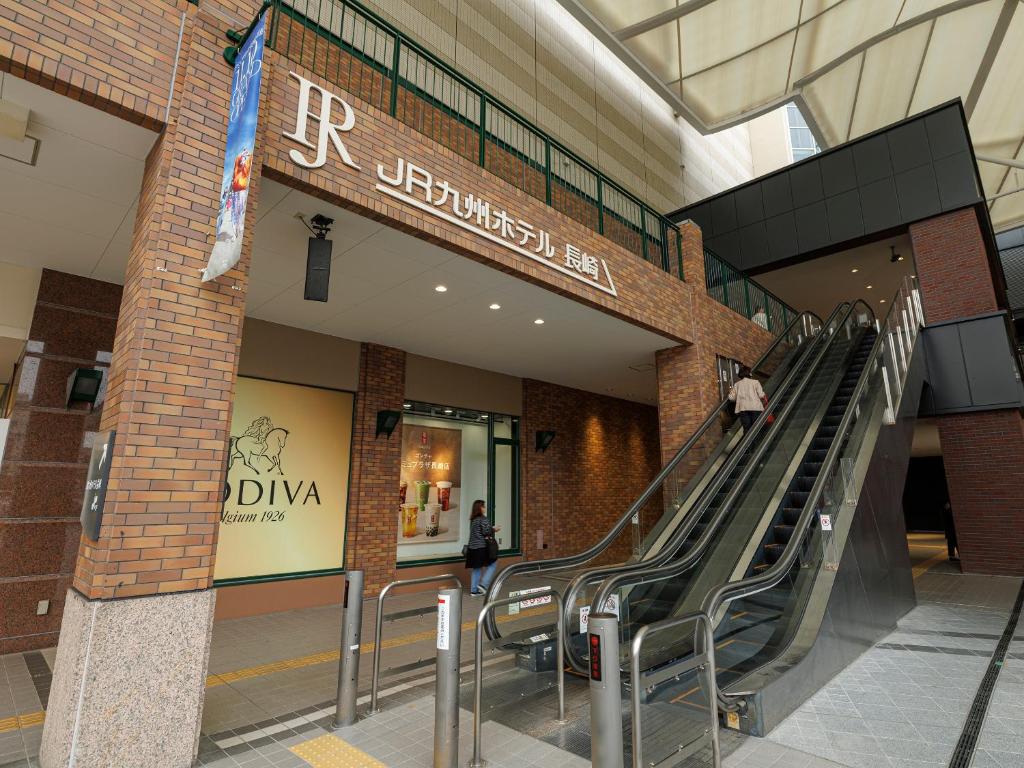 長崎市にあるJR九州ホテル　長崎のショッピングモールのエスカレーターとそれを歩いている人々
