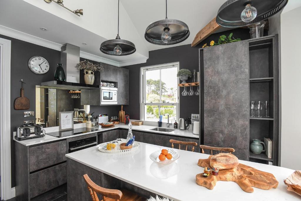 eine Küche mit einer großen weißen Insel in einer Küche in der Unterkunft Marners Rock No 2 in Fowey