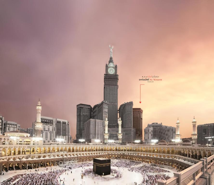 - une vue sur une ville avec une tour de l'horloge dans l'établissement Swissotel Al Maqam Makkah, à La Mecque