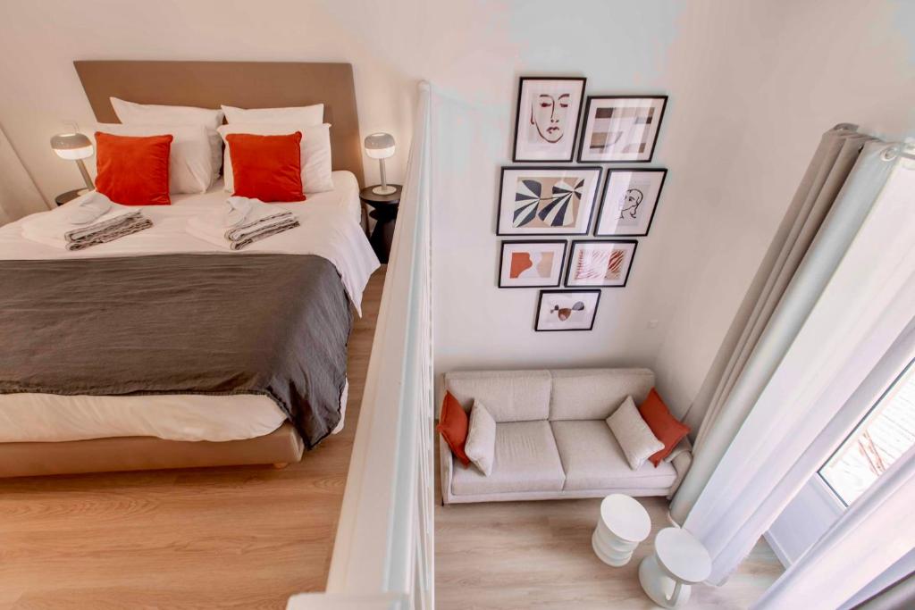 une chambre avec un grand lit et une chaise dans l'établissement SUEDE PROMENADE Duplex apartment at 1 min from the sea 2 bathrooms, à Nice