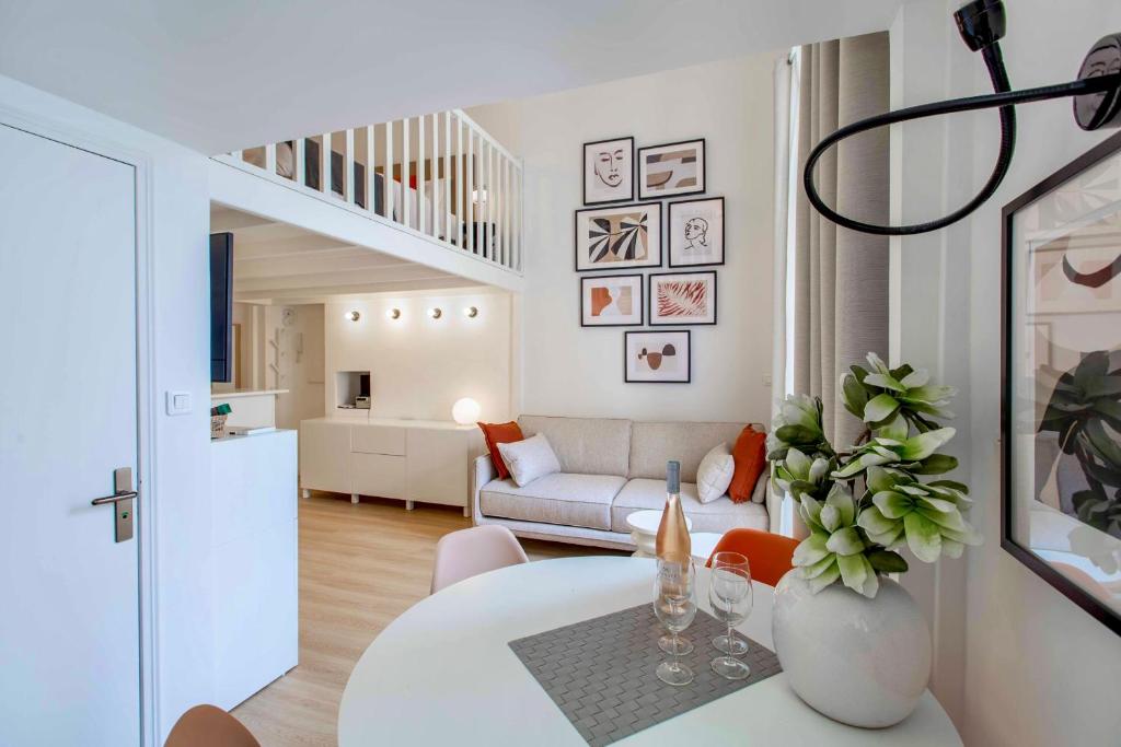 - un salon blanc avec une table et un canapé dans l'établissement SUEDE PROMENADE Duplex apartment at 1 min from the sea 2 baths, à Nice