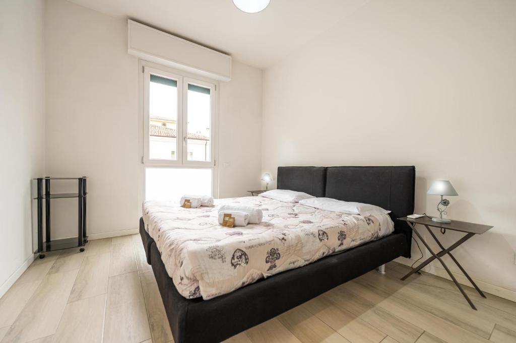 1 dormitorio con 1 cama grande en una habitación con ventana en Roberto Flat - 10 minuti da Fiera di Verona, en Verona