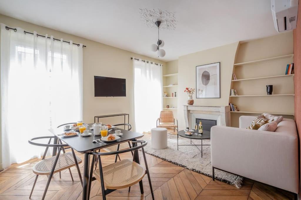 un salon avec une table et un canapé dans l'établissement 4#Two Bedrooms#Champs Elysées#Arc de Triomphe#AC, à Paris