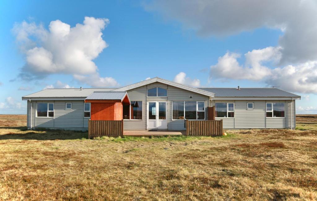 dom siedzący na polu w obiekcie Eldhraun Holiday Home w mieście Kirkjubæjarklaustur