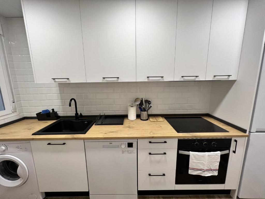 Kuchyň nebo kuchyňský kout v ubytování Apartamenticos Plaza Las Armas III