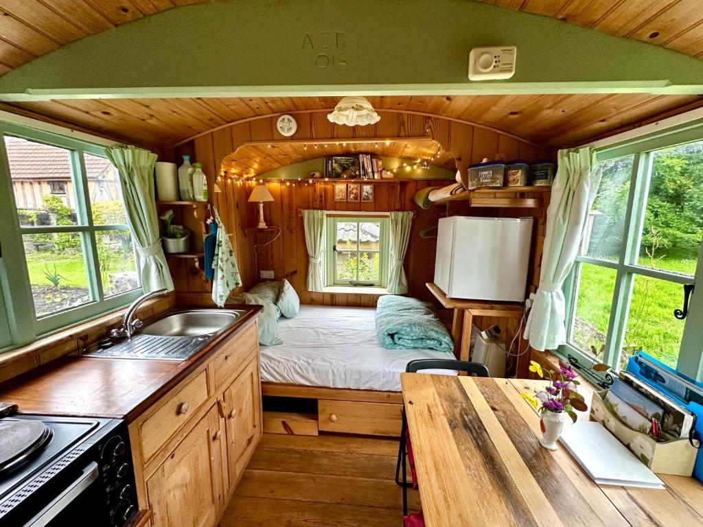 Köök või kööginurk majutusasutuses Old Shep's Shepherds Hut