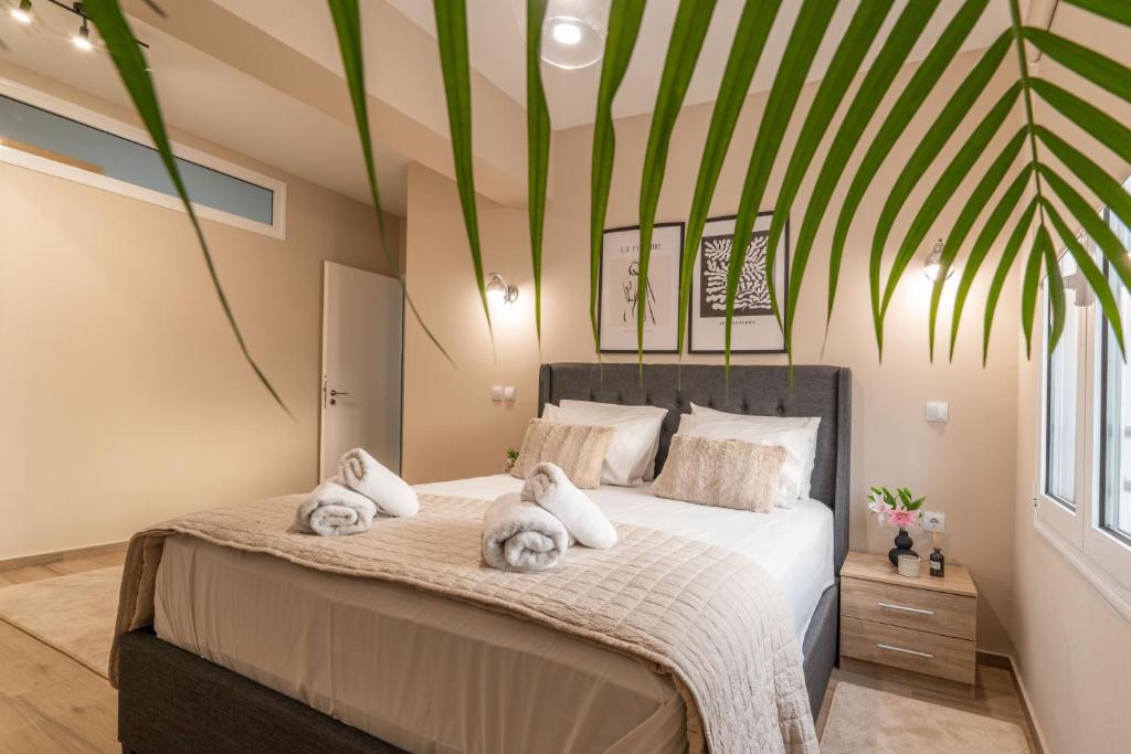 1 dormitorio con 1 cama grande y toallas. en Lilium Luxury Apartment en Igoumenitsa