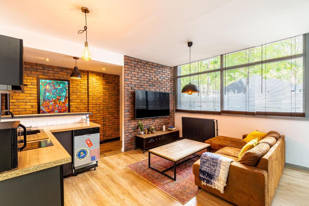 un salon avec un canapé et une table dans l'établissement GuestReady - Apt de Charme près de la Tour Eiffel, à Paris