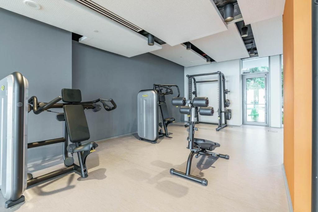 Fitness centrum a/nebo fitness zařízení v ubytování GuestReady - Majestic Ain Dubai from your balcony