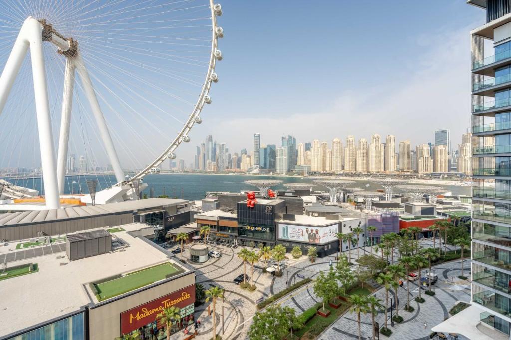 Nespecifikovaný výhled na destinaci Dubaj nebo výhled na město při pohledu z apartmánu