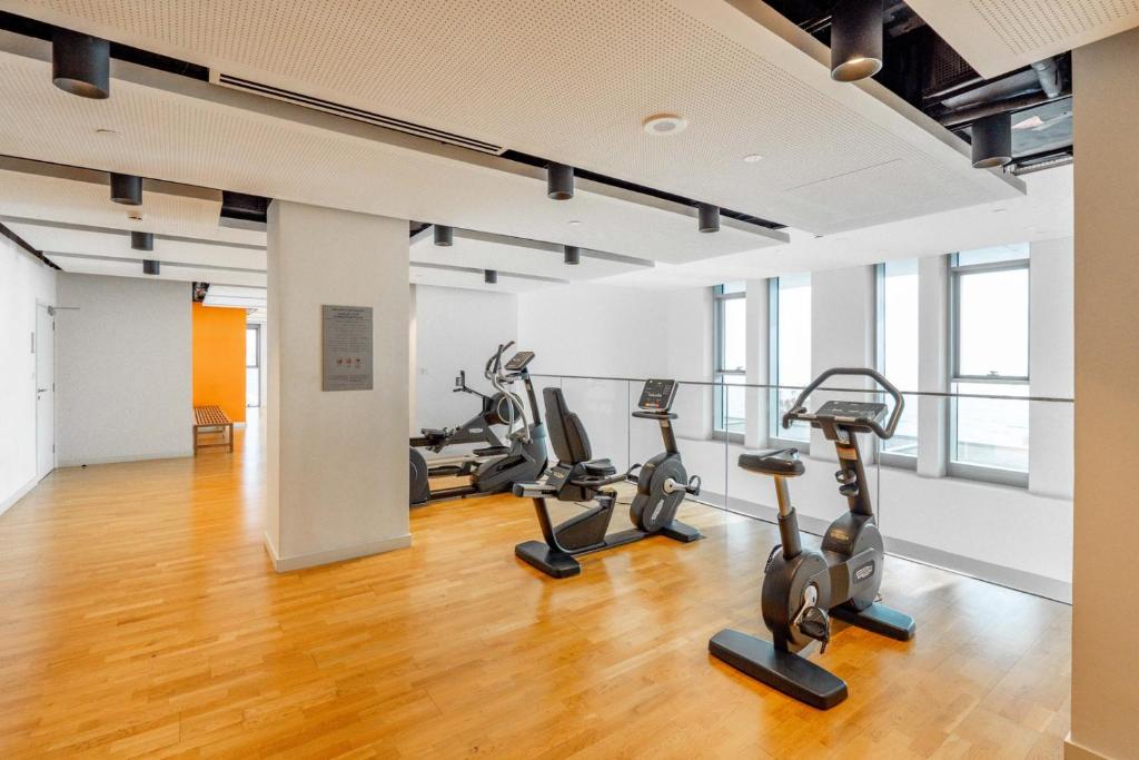 Fitness centrum a/nebo fitness zařízení v ubytování GuestReady - Majestic Ain Dubai from your balcony
